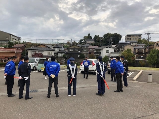 2022年11月の見守り活動に参加した青年部会員と各社警備員